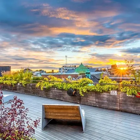 Center - Large 2 Bedroom Lägenhet *