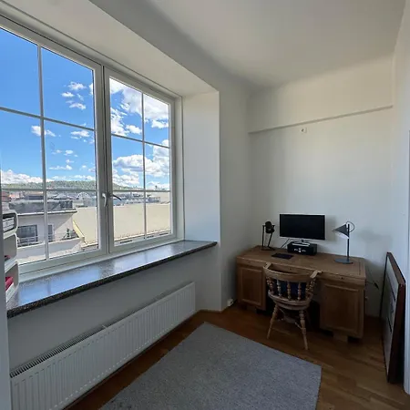 Center - Large 2 Bedroom *