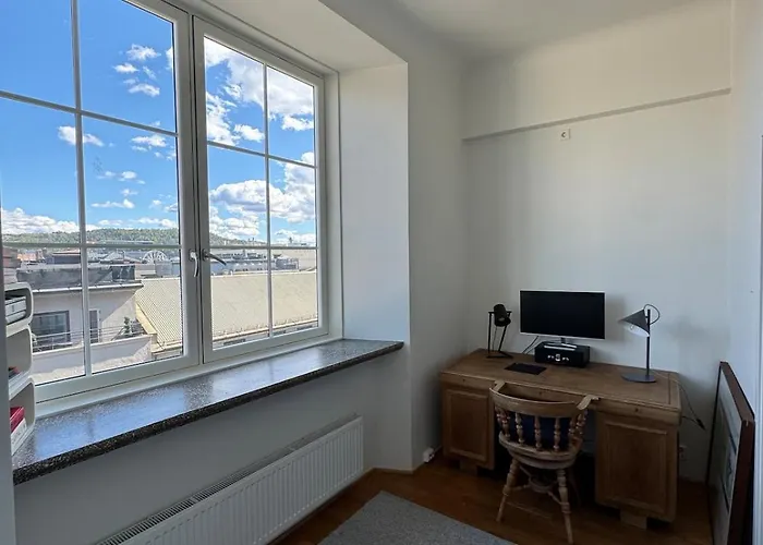 Center - Large 2 Bedroom *