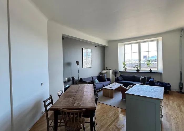 Center - Large 2 Bedroom Apartment