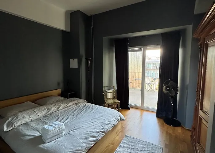 Center - Large 2 Bedroom *